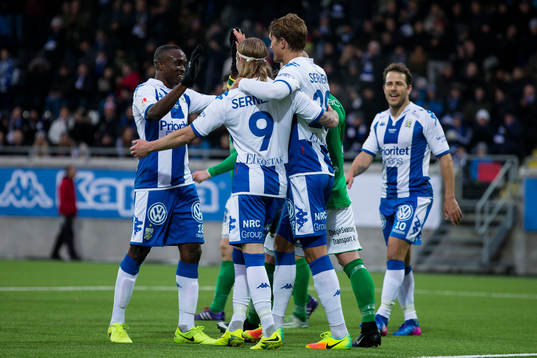 IFK Göteborgs Thomas Rogne jublar och omfamnas