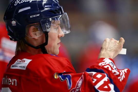 Linköpings Mathis Olimb tejpar klubban