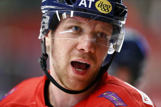 Linköpings Marcell Müller reagerar