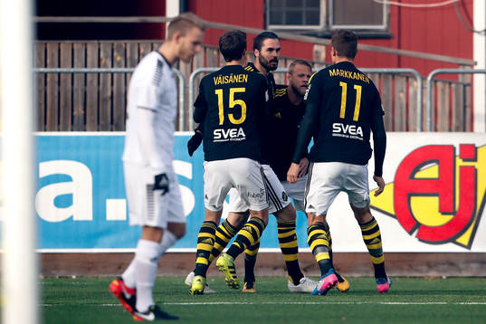 s Sauli Väisänen, Denni Avdic och Eero Markkanen jublar