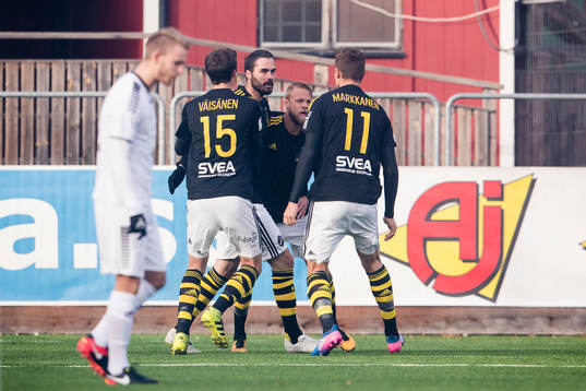 s Sauli Väisänen, Denni Avdic och Eero Markkanen jublar