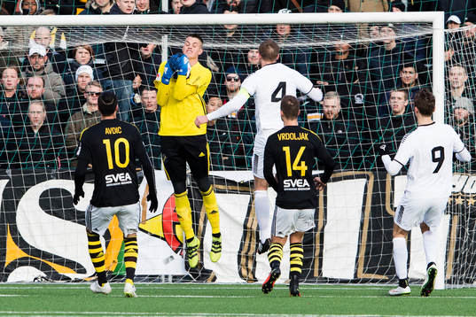 s målvakt Oscar Linnér tar ner bollen