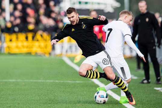 s Stipe Vrdoljak i kamp om bollen med GAIS Johan Svahn