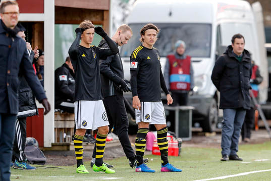 s Kristoffer Olsson och Simon Thern på väg att bytas in