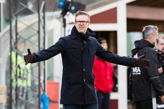 s tränare Rikard Norling reagerar