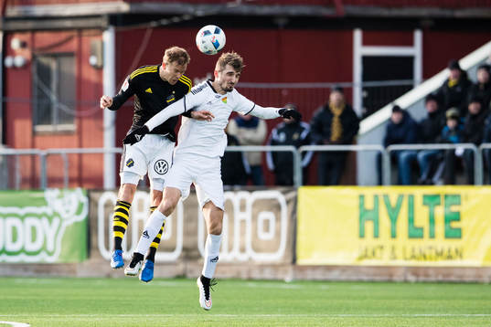 s Per Karlsson i en nickduell med GAIS Dardan Rexhepi