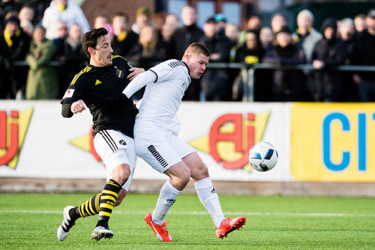 s Stefan Ishizaki i kamp om bollen med GAIS Aleksander