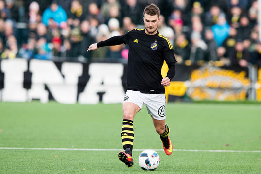 s Stipe Vrdoljak med bollen
