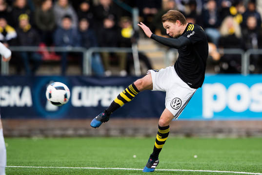 s Johan Blomberg med ett skott