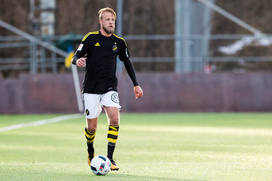 s Daniel Sundgren med bollen
