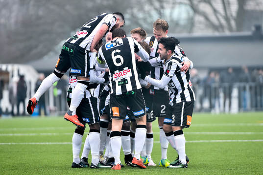 Landskronas Thierry Zahui jublar med lagkamrater