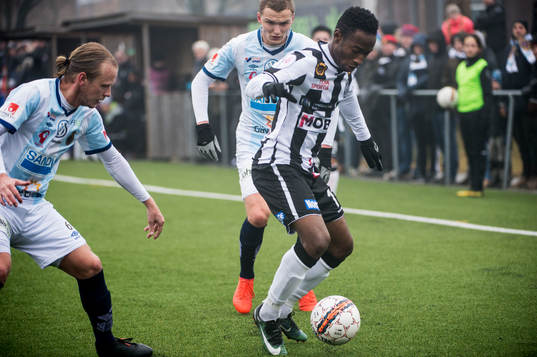 Landskronas Sadat Karim mot Gefles Jesper Florén och Piotr