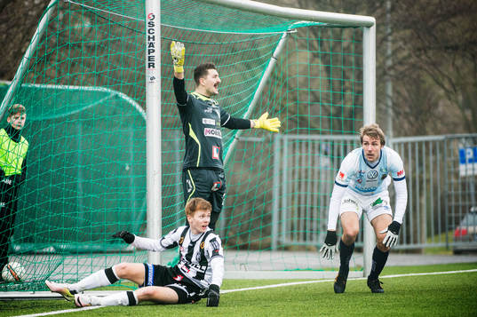 Landskronas målvakt Ivo Vazgec och Dennis Olofsson mot