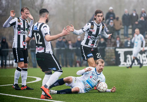 Gefles Jonas Lantto på gräset mot Landskronas Måns