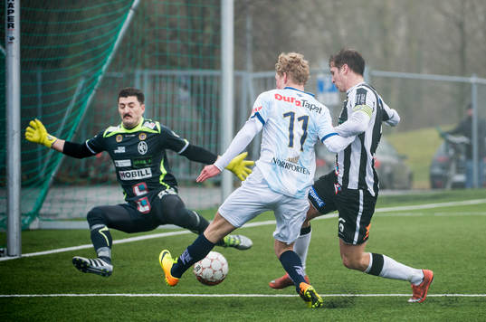 Gefles Adam Bergmark Wiberg  mot Landskronas målvakt Ivo