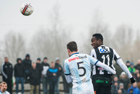 Gefles Jesper Björkman och Landskronas Sadat Karim i