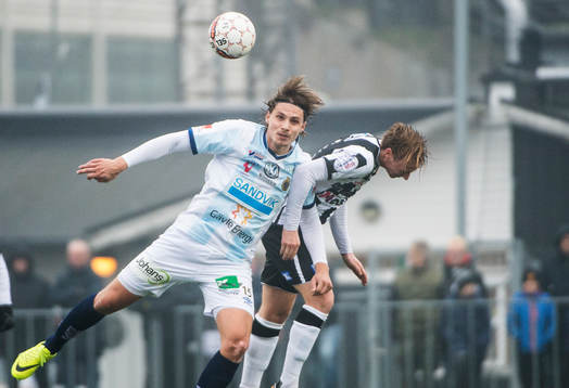Gefles Jacob Hjelte och Landskronas Måns Ekvall i nickduell