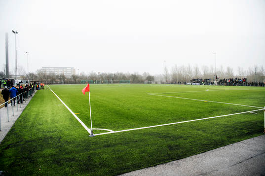 s F-plan med konstgräs innan fotbollsmatchen i Svenska