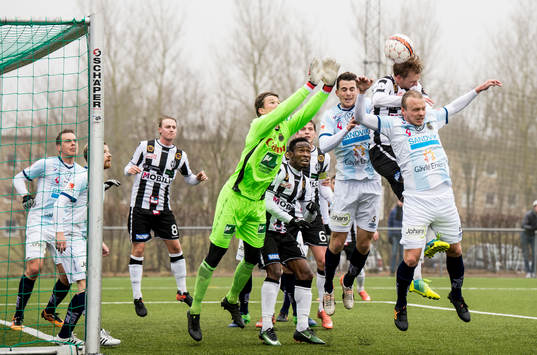 Landskronas Viktor Svensson mot Gefles målvakt August