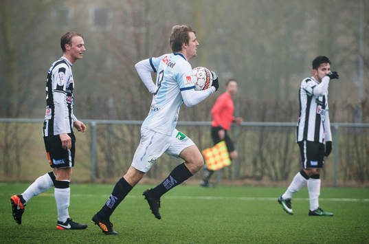 Gefles Johan Oremo skyndar tillbaka med bollen för avspark
