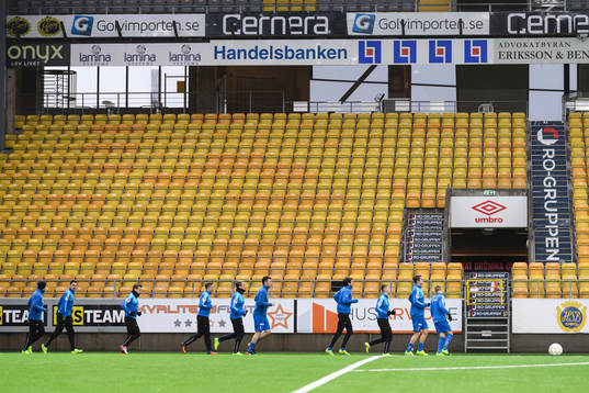 Värnamos spelare värmer upp innan fotbollsmatchen i