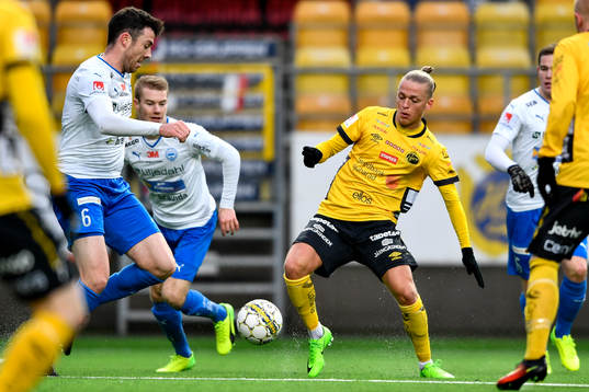 Elfsborgs Jesper Karlsson och Värnamos Tyler Lissette