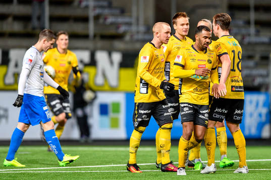 Elfsborgs Simon Lundevall jublar med lagkamrater