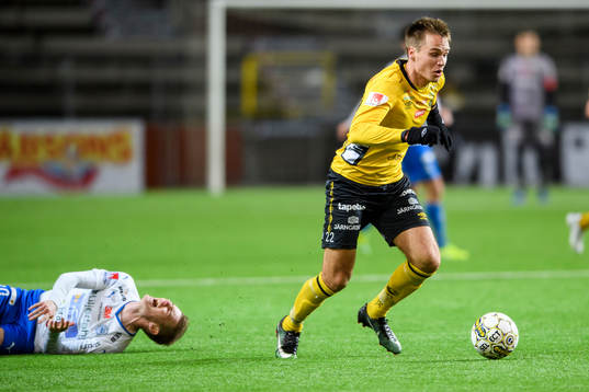 Elfsborgs Viktor Prodell med Värnamos Freddy Winst