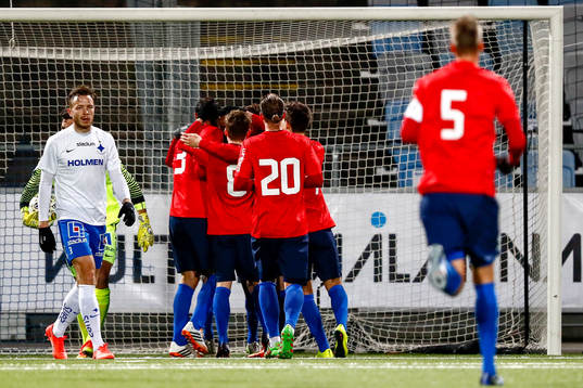 Örgrytes David Johansson jublar med lagkamrater