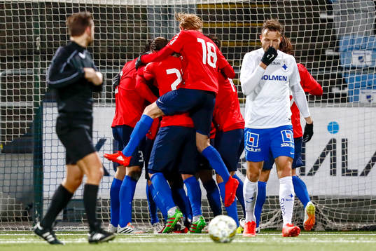 Örgrytes David Johansson jublar med lagkamrater