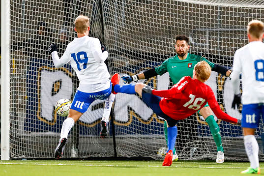 Norrköpings Sebastian Andersson har en målchans framför