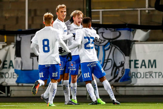 Norrköpings Karl Holmberg jublar med lagkamrater