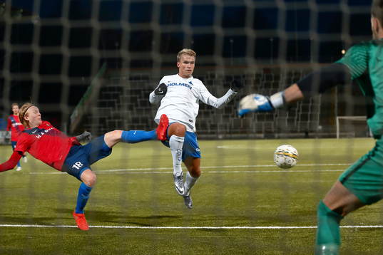 Missad målchans av Norrköpings Sebastian Andersson