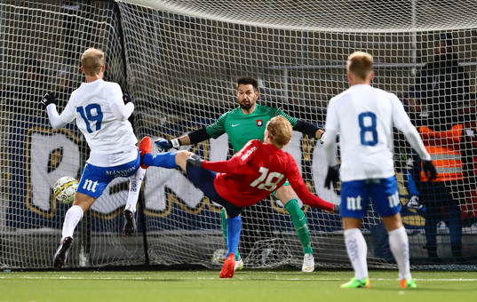 Örgrytes målvakt Stojan Lukic i målchans av Norrköpings
