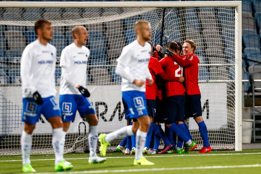 Örgrytes David Johansson jublar med lagkamrater