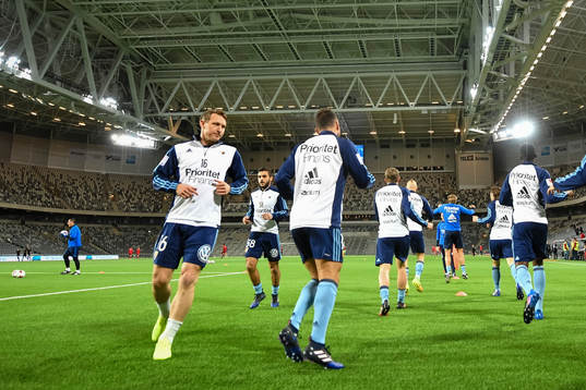Djurgårdens Kim Källström värmer upp med lagkamraterna