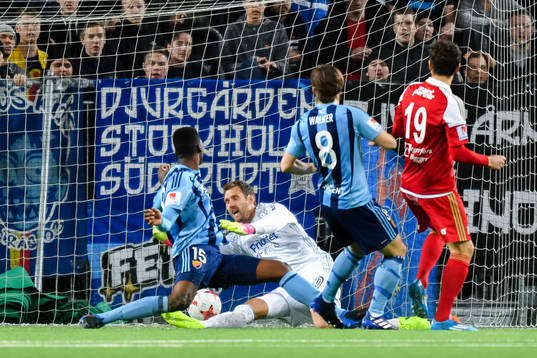 Degerfors Shpetim Hasani gör 0-1 bakom Djurgårdens
