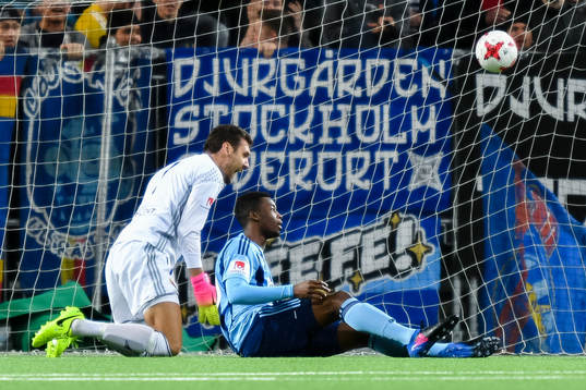 Djurgårdens målvakt Andreas Isaksson och Souleymane Kone