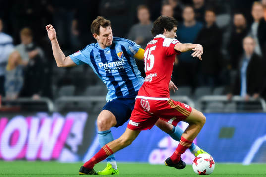 Djurgårdens Kim Källström och Degerfors Sebastian Ohlsson