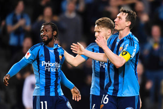 Djurgårdens Amadou Jawo och Kim Källström jublar