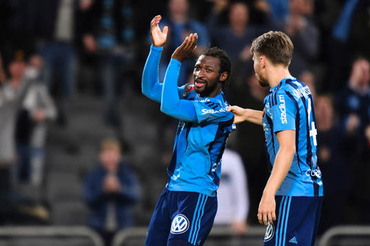 Djurgårdens Amadou Jawo och Jacob Une Larsson mellan