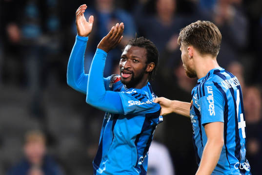Djurgårdens Amadou Jawo och Jacob Une Larsson mellan
