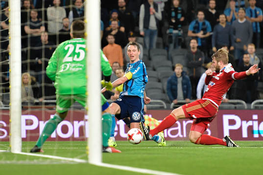 Djurgårdens Kim Källström passar fram till