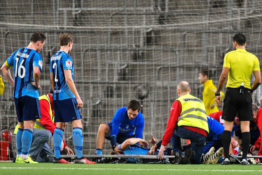 Djurgårdens Jacob Une Larsson tvingas lämna planen på