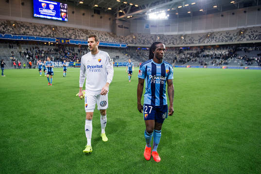 Djurgårdens målvakt Andreas Isaksson och Kebba Ceesay