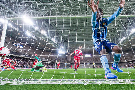 Djurgårdens Amadou Jawo jublar när han gör 1-1