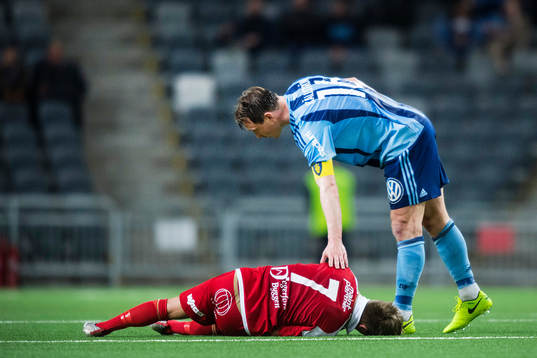 Djurgårdens Kim Källström klappar om Degerfors Nikola