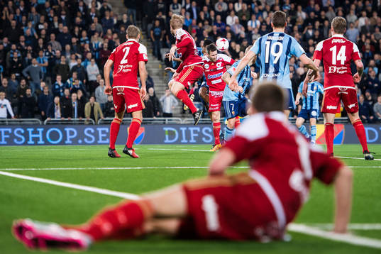 Degerfors Marcus De Bruin i en nickduell, i förgrunden