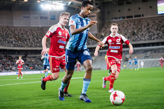 Djurgårdens Mihlali Mabhuti Mayambela tar sig förbi