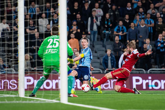 Djurgårdens Kim Källström spelar fram till 1-1